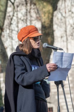 Londra, İngiltere, 5 Şubat 2022. Yazar Catherine Mayer, Seçim Yasa Tasarısı aleyhindeki Make Oy Meselesi mitinginde Avam Kamarası 'na Orantılı Temsili' yi tanıtma kampanyasında konuştu..