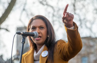 Londra, İngiltere, 5 Şubat 2022. Gina Miller, Seçim Yasa Tasarısına Karşı Oy Verin mitinginde Avam Kamarası 'na Orantılı Temsili' yi tanıtmak için kampanya yapıyor..