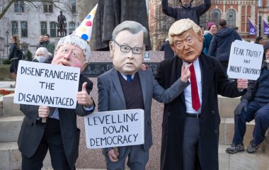 Londra, İngiltere, 5 Şubat 2022. Muhafazakâr hükümetin haksız seçim yasasını protesto etmek amacıyla düzenlenen Make Oy Meselesi mitinginde Boris Johnson, Michael Gove ve ve Donald Trump gibi giyinmiş protestocular.