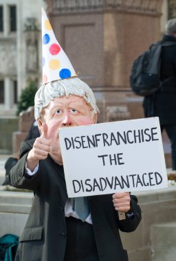 Londra, İngiltere, 5 Şubat 2022. Muhafazakar hükümetin haksız Seçim Tasarısını protesto etmek için Londra Parlamento Meydanı 'ndaki Make Oy Meselesi mitinginde Boris Johnson gibi giyinmiş bir protestocu..