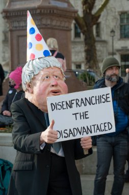 Londra, İngiltere, 5 Şubat 2022. Muhafazakar hükümetin haksız Seçim Tasarısını protesto etmek için Londra Parlamento Meydanı 'ndaki Make Oy Meselesi mitinginde Boris Johnson gibi giyinmiş bir protestocu..