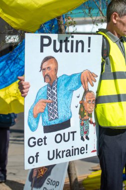 Londra, İngiltere. 26 Mart 2022. Başkan Vladimir Putin 'in Rusya' nın Ukrayna 'yı işgalini protesto etmek için Ukrayna' nın Park Lane 'de düzenlediği gösteri mitinginde Londra Stantları' nda pankartlarla savaş karşıtı protestocular görülüyor..