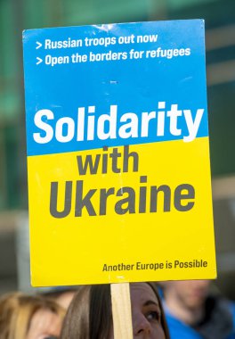 Londra, İngiltere. 26 Mart 2022. Başkan Vladimir Putin 'in Rusya' nın Ukrayna 'yı işgalini protesto etmek için Ukrayna' nın Park Lane 'de düzenlediği gösteri mitinginde Londra Stantları' nda pankartlarla savaş karşıtı protestocular görülüyor..