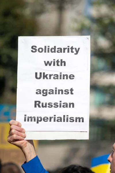 Londres Reino Unido Marzo 2022 Manifestantes Contra Guerra Con Pancartas —  Fotos de Stock
