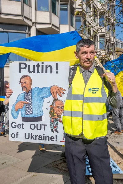 Londýn Velká Británie Března2022 Protiváleční Demonstranti Cedulemi Londýnských Stáncích Demonstrací — Stock fotografie