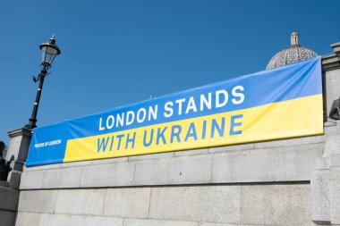 Londra, İngiltere. 26 Mart 2022. Londra Stands with Ukrayna gösteri mitingi, Londra şehir merkezindeki savaş karşıtı tabela, Başkan Vladimir Putin 'in Rusya' nın Ukrayna 'yı işgalini protesto.