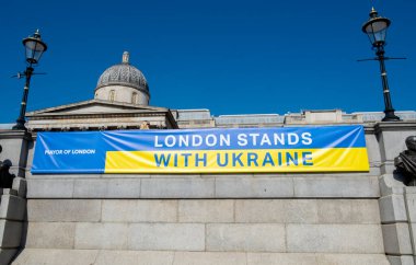 Londra, İngiltere. 26 Mart 2022. Londra Stands with Ukrayna gösteri mitingi, Londra şehir merkezindeki savaş karşıtı tabela, Başkan Vladimir Putin 'in Rusya' nın Ukrayna 'yı işgalini protesto.