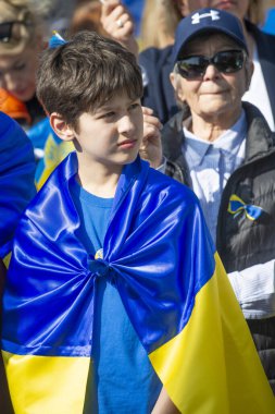 Londra, İngiltere. 26 Mart 2022. Londra 'da savaş karşıtı protestocular, Başkan Vladimir Putin' in Rusya 'nın Ukrayna' yı işgalini protesto etmek için Londra 'nın Park Lane kentinde Ukrayna ile birlikte gösteri mitingi düzenlediler..