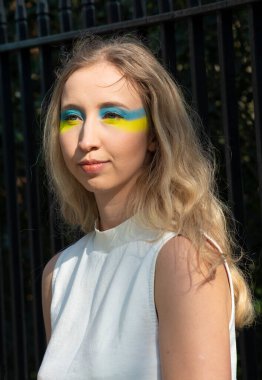 Londra, İngiltere. 26 Mart 2022. Londra 'da savaş karşıtı protestocular, Başkan Vladimir Putin' in Rusya 'nın Ukrayna' yı işgalini protesto etmek için Londra 'nın Park Lane kentinde Ukrayna ile birlikte gösteri mitingi düzenlediler..