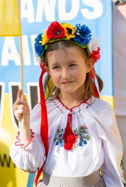 Londra, İngiltere. 26 Mart 2022. Londra 'daki Ukraynalı genç kız, Başkan Vladimir Putin' in Rusya 'nın Ukrayna' yı işgalini protesto etmek için Londra 'daki Park Lane' de Ukrayna ile Ayakta Duruyor..