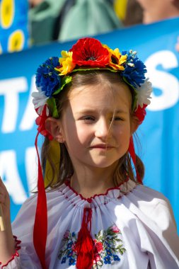 Londra, İngiltere. 26 Mart 2022. Londra 'daki Ukraynalı genç kız, Başkan Vladimir Putin' in Rusya 'nın Ukrayna' yı işgalini protesto etmek için Londra 'daki Park Lane' de Ukrayna ile Ayakta Duruyor..
