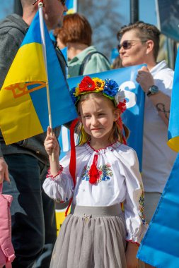 Londra, İngiltere. 26 Mart 2022. Londra 'daki Ukraynalı genç kız, Başkan Vladimir Putin' in Rusya 'nın Ukrayna' yı işgalini protesto etmek için Londra 'daki Park Lane' de Ukrayna ile Ayakta Duruyor..