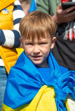 Londra, İngiltere. 26 Mart 2022. Londra 'daki Ukraynalı genç çocuk, Başkan Vladimir Putin' in Rusya 'nın Ukrayna' yı işgalini protesto etmek için Londra 'nın Park Lane kentinde Ukrayna ile Ayakta Duruyor..