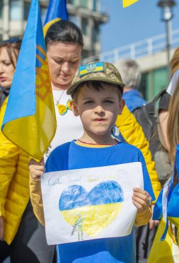 Londra, İngiltere. 26 Mart 2022. Londra 'daki Ukraynalı genç çocuk, Başkan Vladimir Putin' in Rusya 'nın Ukrayna' yı işgalini protesto etmek için Londra 'nın Park Lane kentinde Ukrayna ile Ayakta Duruyor..