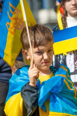 Londra, İngiltere. 26 Mart 2022. Londra 'daki Ukraynalı genç çocuk, Başkan Vladimir Putin' in Rusya 'nın Ukrayna' yı işgalini protesto etmek için Londra 'nın Park Lane kentinde Ukrayna ile Ayakta Duruyor..