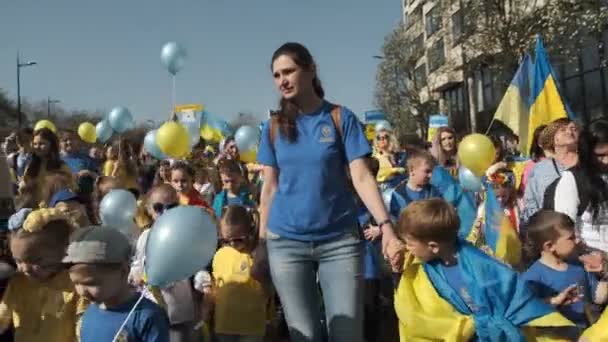 Londres Royaume Uni Mars 2022 Des Enfants Ukrainiens London Stands — Video