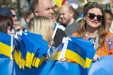 Londra, İngiltere. 26 Mart 2022. Londra 'daki savaş karşıtı protestocular, Başkan Vladimir Putin' in Rusya 'nın Ukrayna' yı işgalini protesto etmek için Londra 'nın merkezindeki Ukrayna gösteri mitingine katıldı..