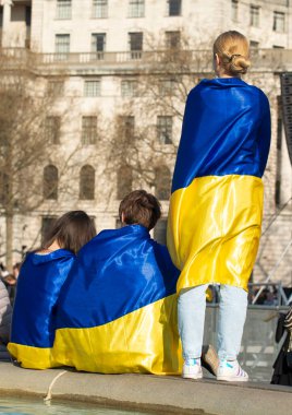 Londra, İngiltere. 26 Mart 2022. Londra 'daki savaş karşıtı protestocular, Başkan Vladimir Putin' in Rusya 'nın Ukrayna' yı işgalini protesto etmek için Londra 'nın merkezindeki Ukrayna gösteri mitingine katıldı..