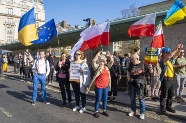 Londra, İngiltere. 26 Mart 2022. Londra 'daki savaş karşıtı protestocular, Başkan Vladimir Putin' in Rusya 'nın Ukrayna' yı işgalini protesto etmek için Londra 'nın merkezindeki Ukrayna gösteri mitingine katıldı..