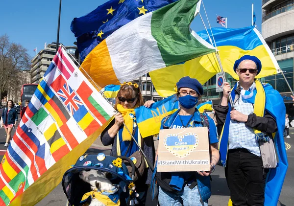 Londra, İngiltere. 26 Mart 2022. Londra 'daki savaş karşıtı protestocular, Başkan Vladimir Putin' in Rusya 'nın Ukrayna' yı işgalini protesto etmek için Londra 'nın merkezindeki Ukrayna gösteri mitingine katıldı..