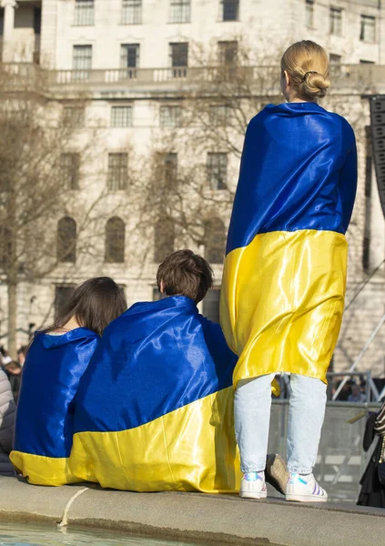 Londra, İngiltere. 26 Mart 2022. Londra 'daki savaş karşıtı protestocular, Başkan Vladimir Putin' in Rusya 'nın Ukrayna' yı işgalini protesto etmek için Londra 'nın merkezindeki Ukrayna gösteri mitingine katıldı..