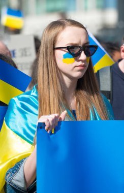 Londra, İngiltere. 26 Mart 2022. Londra Stands with Ukrayna gösteri mitingi, Londra, Başkan Vladimir Putin 'in Rusya' nın Ukrayna 'yı işgalini protesto etmek için savaş karşıtı protestocular.