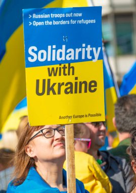 Londra, İngiltere. 26 Mart 2022. Londra Stands with Ukrayna gösteri mitingi, Londra, Başkan Vladimir Putin 'in Rusya' nın Ukrayna 'yı işgalini protesto etmek için savaş karşıtı protestocular.
