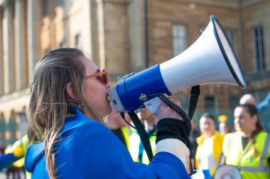Londra, İngiltere. 26 Mart 2022. Londra Stands with Ukrayna gösteri mitingi, Londra, Başkan Vladimir Putin 'in Rusya' nın Ukrayna 'yı işgalini protesto etmek için savaş karşıtı protestocular.