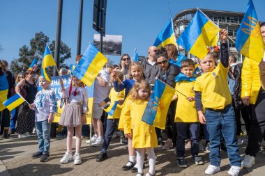 Londra, İngiltere. 26 Mart 2022. Londra 'daki Ukraynalı çocuklar, Başkan Vladimir Putin' in Rusya 'nın Ukrayna' yı işgalini protesto etmek için Londra 'daki Park Lane' de Ukrayna ile Ayakta Duruyor..