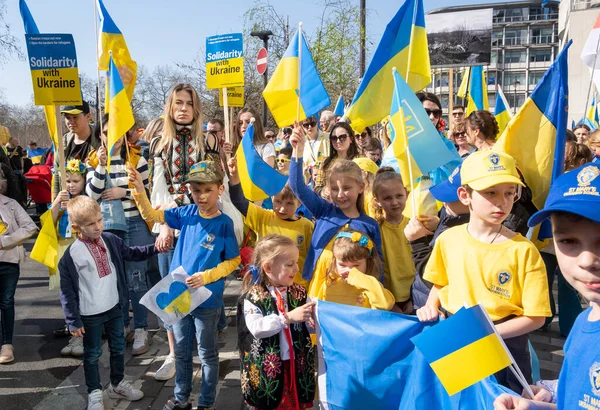 Londres Reino Unido Marzo 2022 Niños Ucranianos Las Tribunas Londres — Foto de Stock