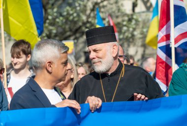 Londra, İngiltere. 26 Mart 2022. Piskopos Kenneth Nowakowski ve Londra Belediye Başkanı Sadiq Khan, Rusya 'nın Ukrayna' yı işgalini protesto etmek için Londra 'daki Stands with Ukrayna gösteri mitingindeler..