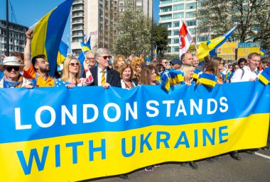 Londra, İngiltere. 26 Mart 2022. Londra 'daki savaş karşıtı protestocular, Başkan Vladimir Putin' in Rusya 'nın Ukrayna' yı işgalini protesto etmek için Londra 'nın merkezindeki Ukrayna gösteri mitingine katıldı..