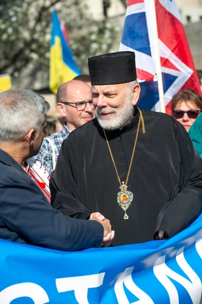 Londra, İngiltere. 26 Mart 2022. Piskopos Kenneth Nowakowski ve Londra Belediye Başkanı Sadiq Khan, Rusya 'nın Ukrayna' yı işgalini protesto etmek için Londra 'daki Stands with Ukrayna gösteri mitingindeler..
