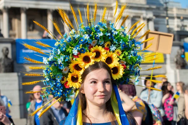 Londra, İngiltere. 26 Mart 2022. Londra 'da savaş karşıtı protestocular, Başkan Vladimir Putin' in Rusya 'nın Ukrayna' yı işgalini protesto etmek için Londra 'nın Park Lane kentinde Ukrayna ile birlikte gösteri mitingi düzenlediler..