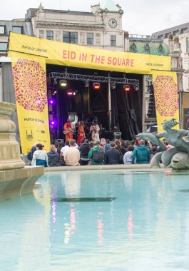 Londra, İngiltere. 7 Mayıs 2022. Londra Trafalgar Meydanı 'ndaki Ramazan Bayramı' nı kutluyor. İslam 'ın kutsal oruç ayı Ramazan' ın sonunu simgeleyen eşsiz kültürel olay.