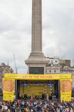 Londra, İngiltere. 7 Mayıs 2022. Londra Trafalgar Meydanı 'ndaki Ramazan Bayramı' nı kutluyor. İslam 'ın kutsal oruç ayı Ramazan' ın sonunu simgeleyen eşsiz kültürel olay.