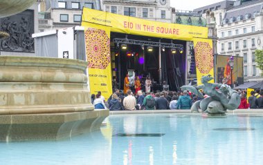 Londra, İngiltere. 7 Mayıs 2022. Londra Trafalgar Meydanı 'ndaki Ramazan Bayramı' nı kutluyor. İslam 'ın kutsal oruç ayı Ramazan' ın sonunu simgeleyen eşsiz kültürel olay.