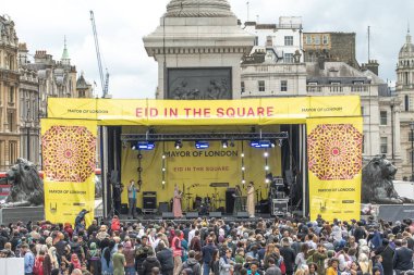 Londra, İngiltere. 7 Mayıs 2022. Londra Trafalgar Meydanı 'ndaki Ramazan Bayramı' nı kutluyor. İslam 'ın kutsal oruç ayı Ramazan' ın sonunu simgeleyen eşsiz kültürel olay.