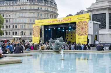 Londra, İngiltere. 7 Mayıs 2022. Londra Trafalgar Meydanı 'ndaki Ramazan Bayramı' nı kutluyor. İslam 'ın kutsal oruç ayı Ramazan' ın sonunu simgeleyen eşsiz kültürel olay.