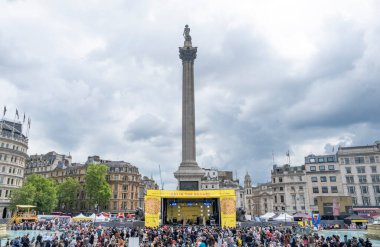 Londra, İngiltere. 7 Mayıs 2022. Londra Trafalgar Meydanı 'ndaki Ramazan Bayramı' nı kutluyor. İslam 'ın kutsal oruç ayı Ramazan' ın sonunu simgeleyen eşsiz kültürel olay.