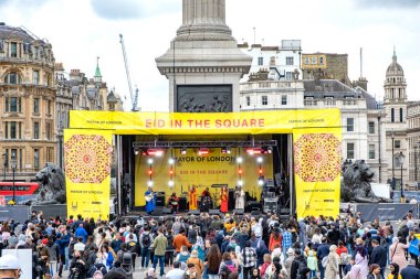 Londra, İngiltere. 7 Mayıs 2022. Londra Trafalgar Meydanı 'ndaki Ramazan Bayramı' nı kutluyor. İslam 'ın kutsal oruç ayı Ramazan' ın sonunu simgeleyen eşsiz kültürel olay.