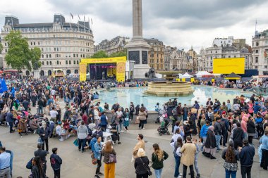 Londra, İngiltere. 7 Mayıs 2022. Londra Trafalgar Meydanı 'ndaki Ramazan Bayramı' nı kutluyor. İslam 'ın kutsal oruç ayı Ramazan' ın sonunu simgeleyen eşsiz kültürel olay.