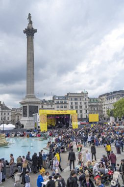 Londra, İngiltere. 7 Mayıs 2022. Londra Trafalgar Meydanı 'ndaki Ramazan Bayramı' nı kutluyor. İslam 'ın kutsal oruç ayı Ramazan' ın sonunu simgeleyen eşsiz kültürel olay.