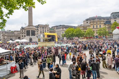 Londra, İngiltere. 7 Mayıs 2022. Londra Trafalgar Meydanı 'ndaki Ramazan Bayramı' nı kutluyor. İslam 'ın kutsal oruç ayı Ramazan' ın sonunu simgeleyen eşsiz kültürel olay.