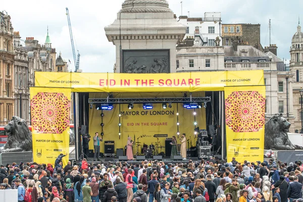 Londra, İngiltere. 7 Mayıs 2022. Londra Trafalgar Meydanı 'ndaki Ramazan Bayramı' nı kutluyor. İslam 'ın kutsal oruç ayı Ramazan' ın sonunu simgeleyen eşsiz kültürel olay.