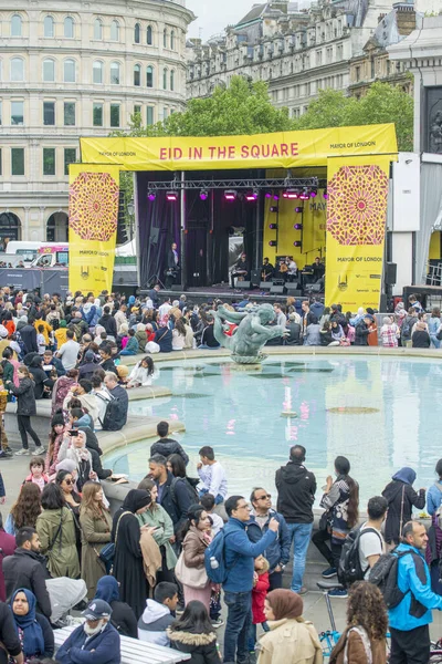 Londra, İngiltere. 7 Mayıs 2022. Londra Trafalgar Meydanı 'ndaki Ramazan Bayramı' nı kutluyor. İslam 'ın kutsal oruç ayı Ramazan' ın sonunu simgeleyen eşsiz kültürel olay.