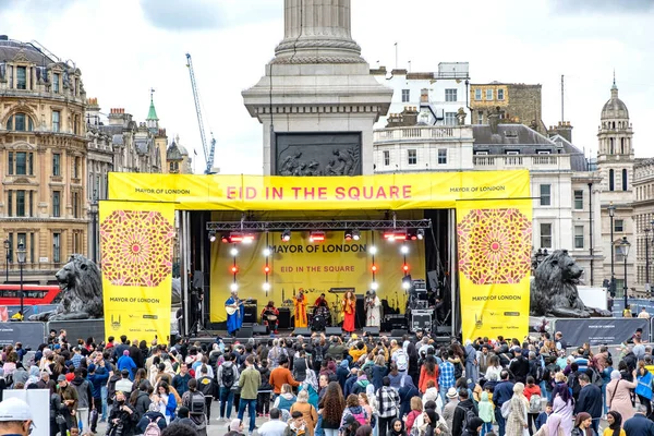 Londra, İngiltere. 7 Mayıs 2022. Londra Trafalgar Meydanı 'ndaki Ramazan Bayramı' nı kutluyor. İslam 'ın kutsal oruç ayı Ramazan' ın sonunu simgeleyen eşsiz kültürel olay.