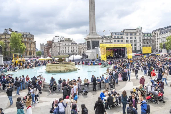 Londra, İngiltere. 7 Mayıs 2022. Londra Trafalgar Meydanı 'ndaki Ramazan Bayramı' nı kutluyor. İslam 'ın kutsal oruç ayı Ramazan' ın sonunu simgeleyen eşsiz kültürel olay.