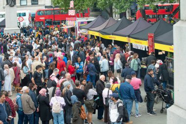 Londra, İngiltere. 7 Mayıs 2022. Londra, Trafalgar Meydanı 'ndaki meydanda bayramı market tezgahlarıyla kutluyor. Benzersiz kültürel olay, İslam 'ın kutsal oruç ayı Ramazan' ın sona erdiğini gösteriyor..