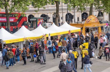 Londra, İngiltere. 7 Mayıs 2022. Londra, Trafalgar Meydanı 'ndaki meydanda bayramı market tezgahlarıyla kutluyor. Benzersiz kültürel olay, İslam 'ın kutsal oruç ayı Ramazan' ın sona erdiğini gösteriyor..